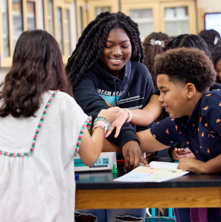 LEGO education Science - děti pracující nadšeně na modelu